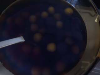 12、#中式点心#酒酿薯圆,然后取一个碗倒入酒酿蛋花汤后，将之前放凉的薯圆盛入即可