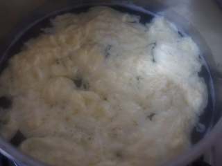 10、#中式点心#酒酿薯圆,水开后将鸡蛋液缓慢的沿着锅壁倒入再次煮开后关火