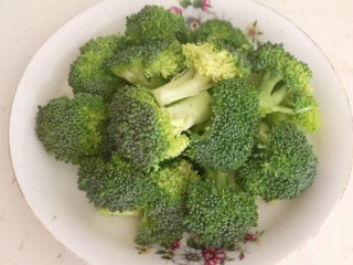 1、西兰花炒牛肉,把西蓝花切成小朵