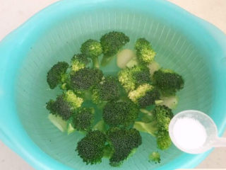 2、西兰花炒牛肉,把切好的西蓝花放入冷水中，加入1克精盐，浸泡15分钟后冲洗干净