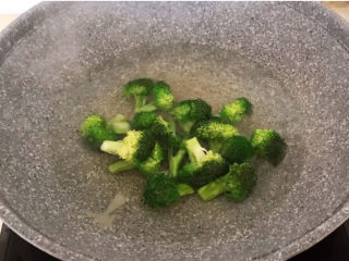 3、西兰花炒牛肉,水烧开后加入几滴玉米油，加入西蓝花焯水1分钟