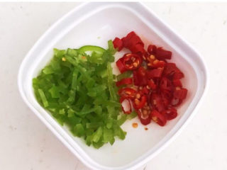 5、西兰花炒牛肉,尖椒切成丝，小米辣切成丁