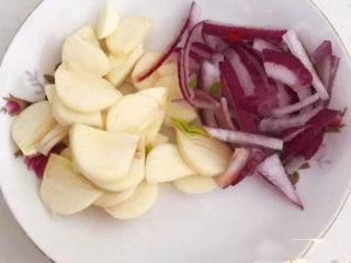 6、西兰花炒牛肉,大蒜切成小片，圆葱切成丝