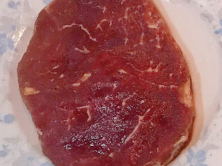 7、西兰花炒牛肉,牛里脊清洗干净