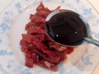 8、西兰花炒牛肉,把牛肉切成条，加入蚝油，加入玉米淀粉