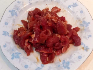 9、西兰花炒牛肉,调匀后腌制5分钟