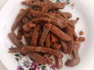 12、西兰花炒牛肉,把炒好的牛肉丝盛到盘子里