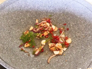 13、西兰花炒牛肉,另起锅，加入橄榄油，油烧热后加入蒜片，葱丝，加入青红椒，炒出香味