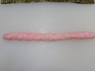 4、樱花寿司,搓成粗细一样的长条。长度跟海苔片一样。
