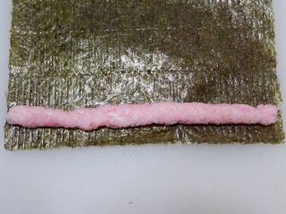 5、樱花寿司,放到海苔上