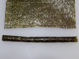 7、樱花寿司,多余的海苔剪掉。