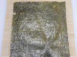 9、樱花寿司,在取一张海苔。铺在寿司帘上。