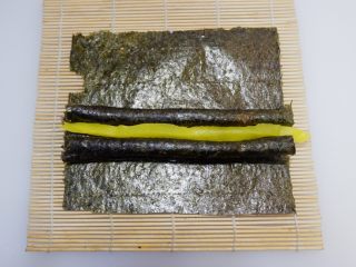 12、樱花寿司,在放上两条粉色米饭，把萝卜夹在中间