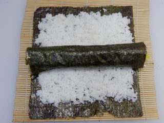 15、樱花寿司,将刚才卷好的樱花摆上去。