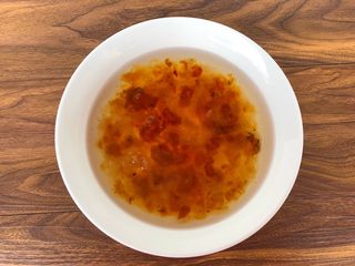 2、木瓜桃胶牛奶,把桃胶清洗干净,放入大碗里,倒入一碗热水,提前浸泡20个小时。