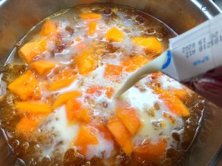 7、木瓜桃胶牛奶,倒入牛奶,中火把锅里的食材煮沸。
