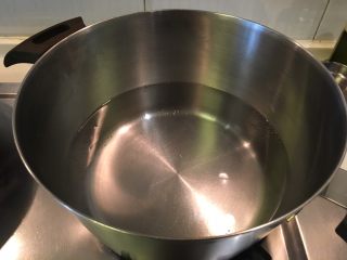 1、韩式牛尾汤-电锅版,先烧一锅水準备