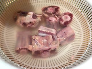 3、韩式牛尾汤-电锅版,清水浸泡倒掉，反复3、4次