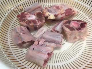 4、韩式牛尾汤-电锅版,直到水变清澈即可