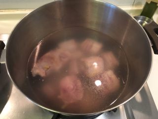 5、韩式牛尾汤-电锅版,放入开水锅里再次煮开