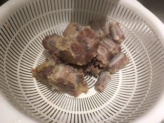 6、韩式牛尾汤-电锅版,直接倒掉热水