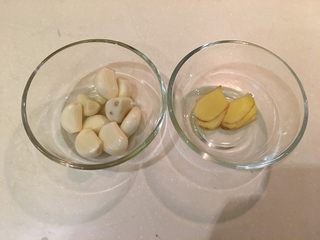 7、韩式牛尾汤-电锅版,蒜头去皮、姜切片