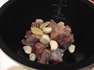 8、韩式牛尾汤-电锅版,牛尾骨、蒜头、姜片，一起放入电锅