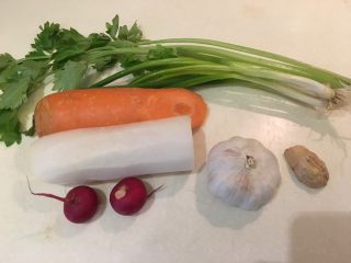 11、韩式牛尾汤-电锅版,电锅忙她的，我们慢慢准备其他材料！