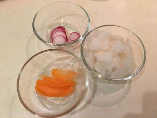 12、韩式牛尾汤-电锅版,白萝卜、红萝卜、樱桃萝卜都切薄片