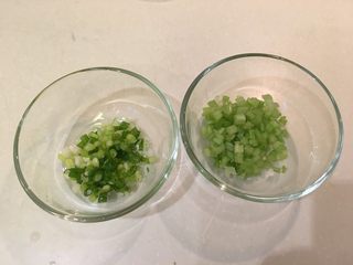 13、韩式牛尾汤-电锅版,芹菜切珠、葱切葱花