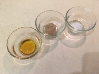 14、韩式牛尾汤-电锅版,调味料有白胡椒粉、盐、麻油