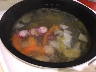 15、韩式牛尾汤-电锅版,第一阶段炖煮结束，加入萝卜类薄片