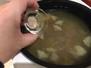 17、韩式牛尾汤-电锅版,第二次炖煮结束后加白胡椒、盐，调味