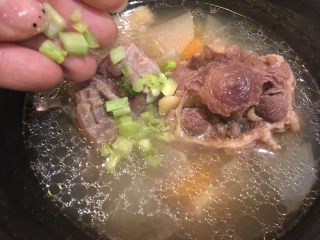 19、韩式牛尾汤-电锅版,盛入碗里撒上葱花、芹菜珠