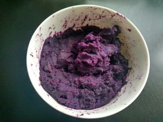 5、紫薯饼,蒸熟，取出，加白糖，用勺子压成泥。