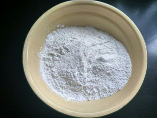 6、紫薯饼,准备糯米粉。