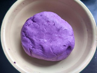 7、紫薯饼,将糯米粉和紫薯和成光滑的紫薯团，太干的话加适量的水，一点点的加，不要一次加多。