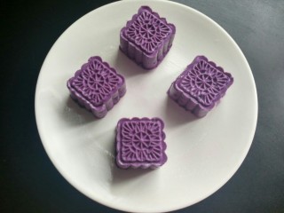 10、紫薯饼,盘中也刷一层薄薄的油，将模具中的紫薯放入盘中，依次做好。