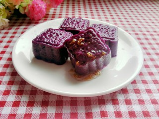 12、紫薯饼,取出，浇上桂花糖或者蜂蜜，趁热吃吧！