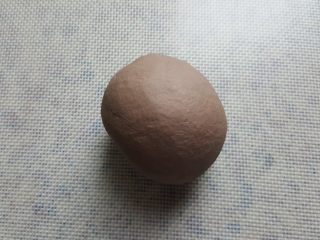 3、 天然酵种割口欧包,揉匀备用。