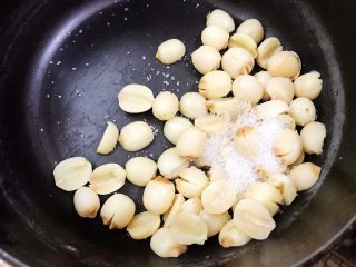 4、清火滋补之莲子双皮奶,趁热加入白糖拌匀