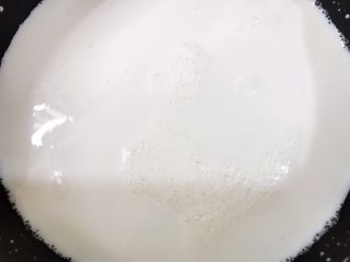 6、清火滋补之莲子双皮奶,奶锅里加入牛奶