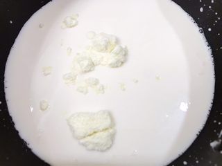 7、清火滋补之莲子双皮奶,加入奶粉