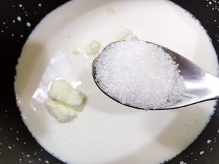 8、清火滋补之莲子双皮奶,加入白糖搅拌均匀