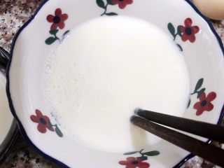 10、清火滋补之莲子双皮奶,等稍微晾凉会结出一层奶皮，从边缘把奶皮戳开倒出牛奶