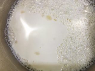 13、清火滋补之莲子双皮奶,加入到牛奶里搅拌均匀