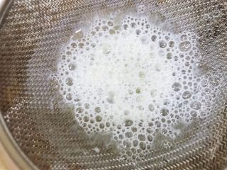 14、清火滋补之莲子双皮奶,过筛一到二次