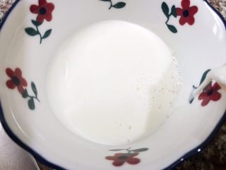 15、清火滋补之莲子双皮奶,再从边缘把牛奶倒回碗里