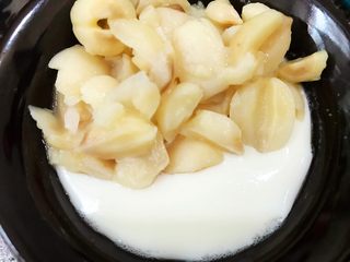 17、清火滋补之莲子双皮奶,摆上莲子