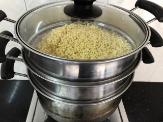 3、绿豆糕～蔓越莓版,方法一：泡好的绿豆可以隔水蒸熟透，约蒸半小时至软烂